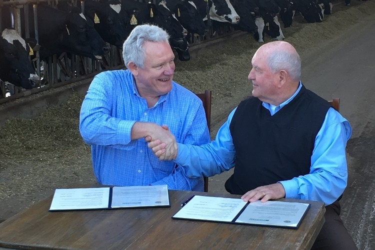  Secretary Perdue signed the MOU with Arizona dairy farmer Paul Rovey, chairman of Dairy Management Inc. and an Innovation Center board member, at DeGroot Dairies in Hanford, Calif.