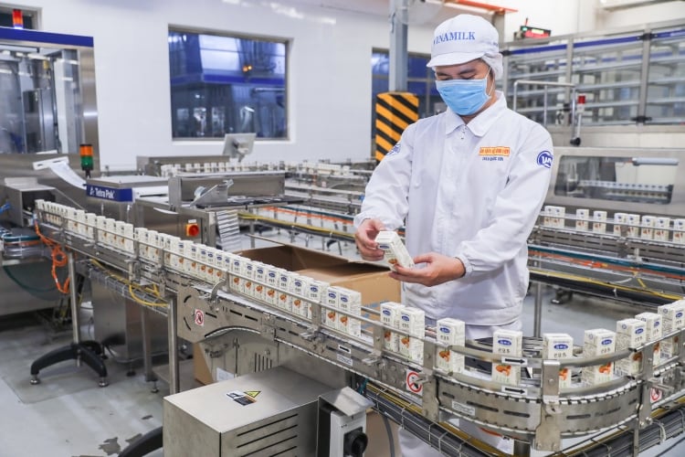 Vinamilk exports first large batch of milk to China in 2021
