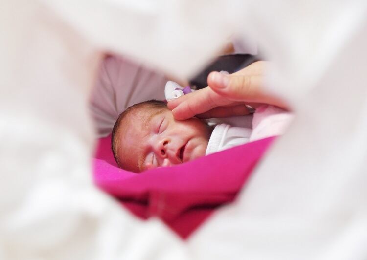 Preterm infants fed on breastmilk healthier than formula-fed babies - research