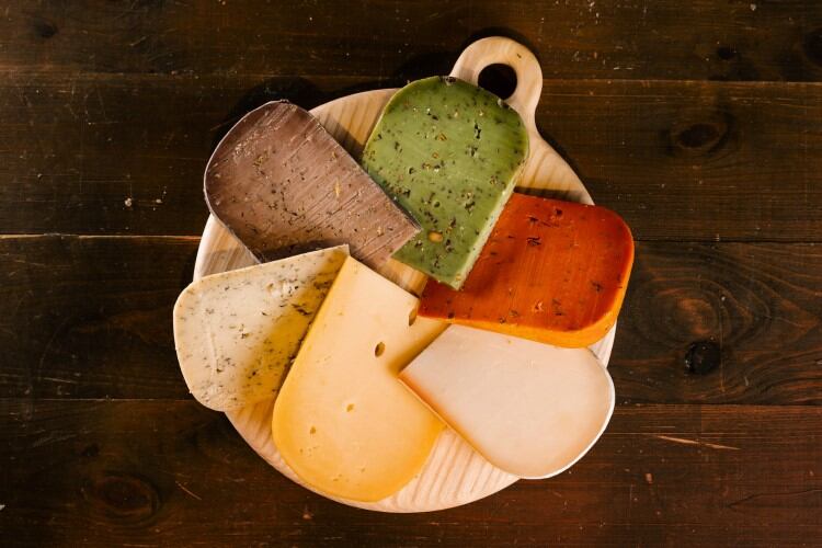 De corante de insetos a sabores florais: tendências inovadoras no mundo dos queijos 16 Cheese-flavor-and-color-innovation.jpg