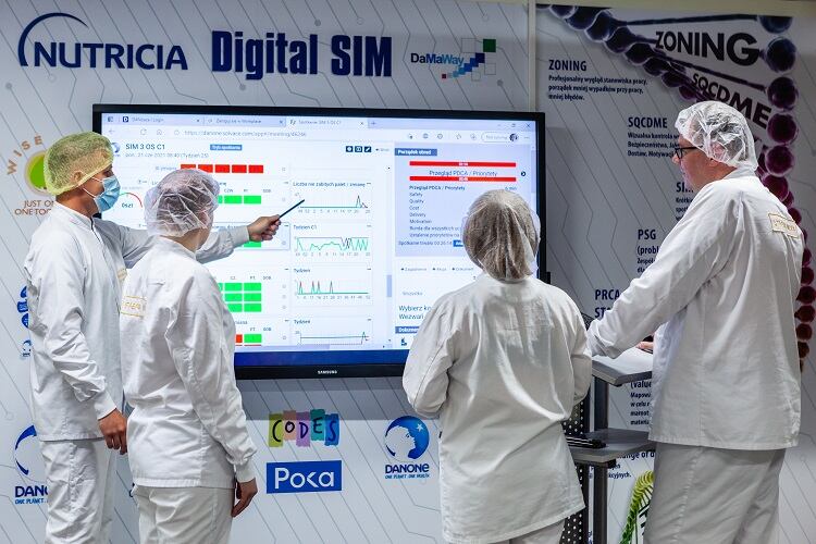 Team-meeting-focusing-centered-around-performance-and-sustainability-data.jpg