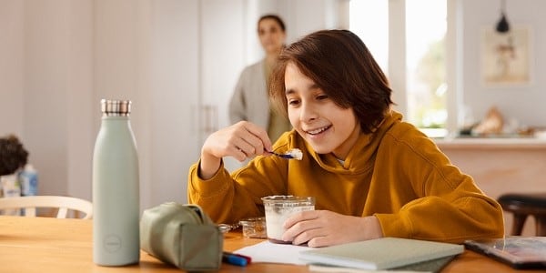 2-Boy-eating-yogurt-snack-600x300.jpg