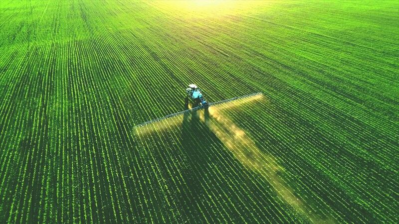 Spraying fertiliser on a field