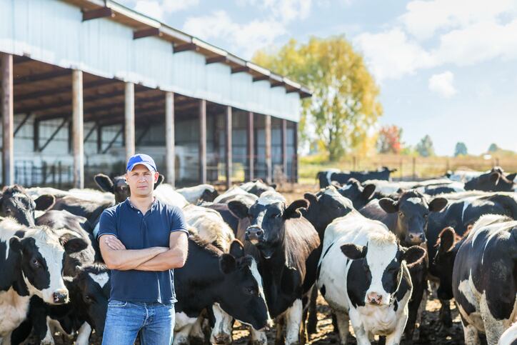 dairy-farmer-Droits-d-auteur-jenoche.jpg