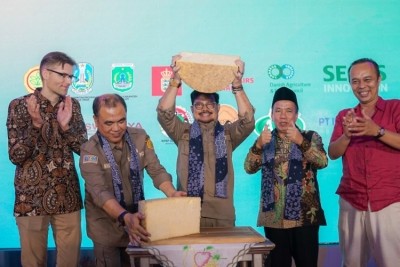 The Indonesian minister of agriculture (center) at the launch event. Photo via Arla