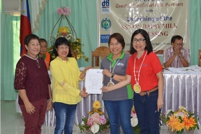 CapSU-Pontevedra Campus Administrator Dr Mae D. Dumapig and CapSU president Dr Editha C. Alfon receive the Usufruct Agreement from DTI VI regional director Rebecca M. Rascon, represented by DTI-6 STIDS and SSF Regional Focal Person Aurora Teresa J. Alisen and DTI Capiz Provincial Office OIC Ken Queenie R. Cuñada during the launching of the SSF on Dairy Milk Processing at the CapSU-Pontevedra Campus on May 21.