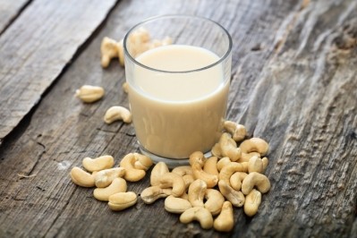 Popular dairy alternatives can be made with soy, rice, almonds or cashew nuts. © GettyImages/GeorgeTsartsianidis