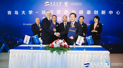 Gregg Ward, Danone China, North Asia and Oceania Zone Science, Nutrition & Digital Health VP (left) and Professor Li Duo, Chief Professor of nutrition in the Institute of Nutrition & Health, Qingdao University at the signing ceremony. © Danone China 
