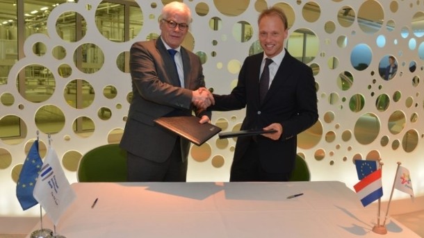 FrieslandCampina is receiving a loan for its dairy research from the EIB.  Left to right, EIB vice-president Pim van Ballekom and Hein Schumacher, CFO of Royal FrieslandCampina.