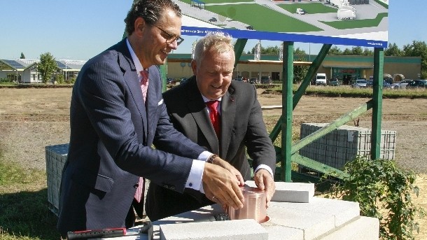 SternMaid CEO Torsten Wywiol and Dr. Till Backhaus, Mecklenburg-West Pomerania’s Minister of Agriculture, lay the foundation stone for the new SternMaid plant.