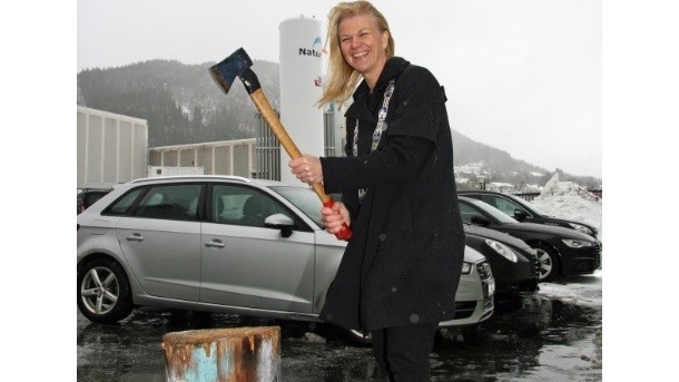 TINE's new dairy plant on the Norwegian coast runs on 100% renewable energy. Mayor Tove Heno wielded an axe at the opening to show the role of local wood chips in the plant. 