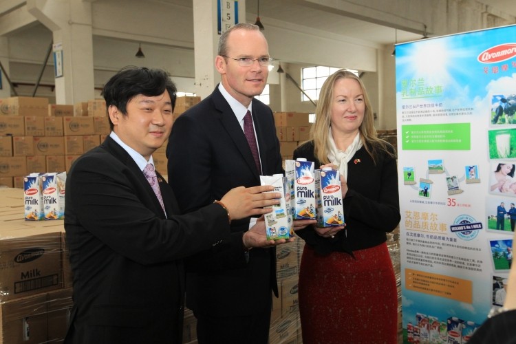 Irish Minister, Simon Coveney (middle) with Mr Zheng, managing director of distributor, Milkmore (left), and Glanbia CEO, Siobhan Talbot (right), at the China launch.