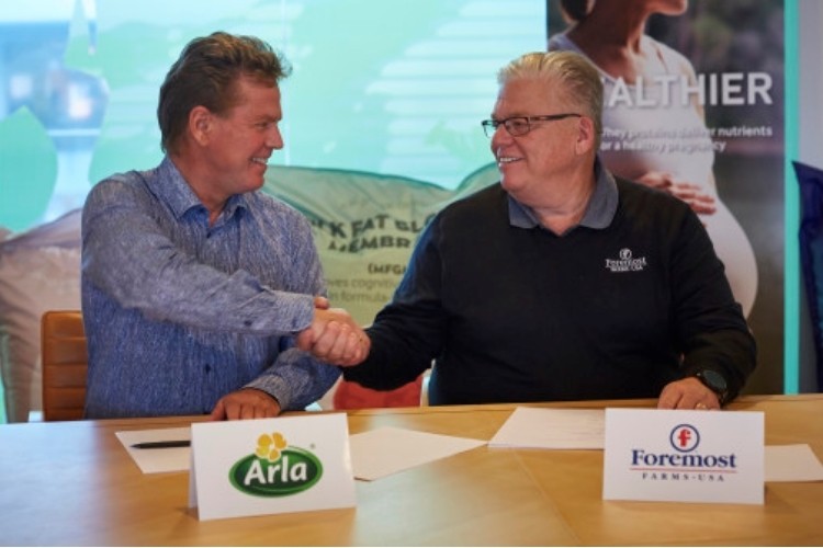 CEO of Arla Foods Peder Tuborgh (left) with Michael Doyle, president & CEO of Foremost Farms, sign the Memorandum of Understanding.