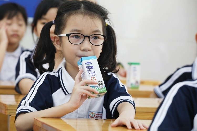 Students in Hanoi enjoy the School Milk program right after returning to school after a break from the Covid-19 epidemic. Pic: Vinamilk