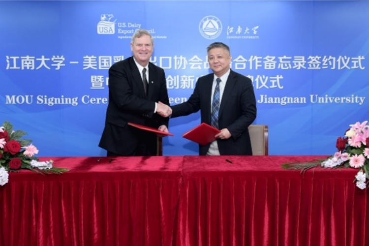  USDEC president and chief executive officer Tom Vilsack and Jiangnan University’s vice president Xu Yan signed a Memorandum of Understanding on an innovation partnership.