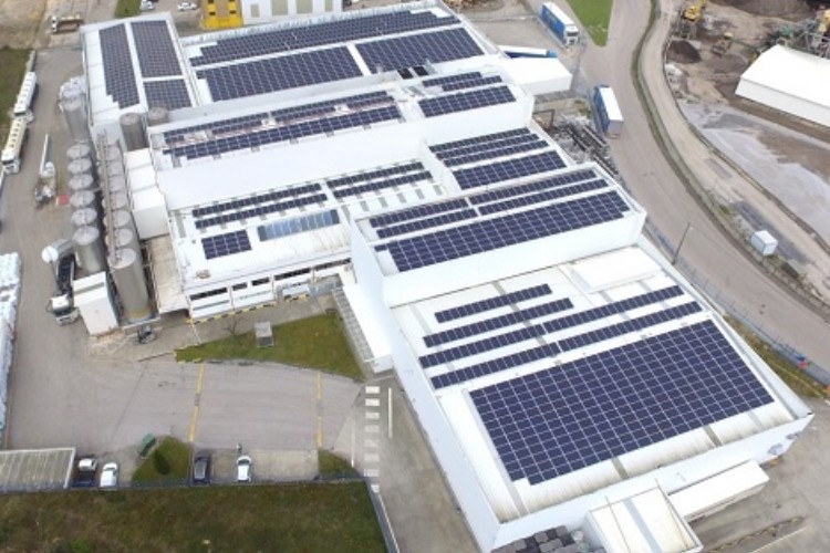 Logoplaste Mealhada, a preform and PET container production hub for Portugal and Spain, recently finished the implementation of a sun powered electric energy production solution to reduce 500 tons of CO2 emissions per year.