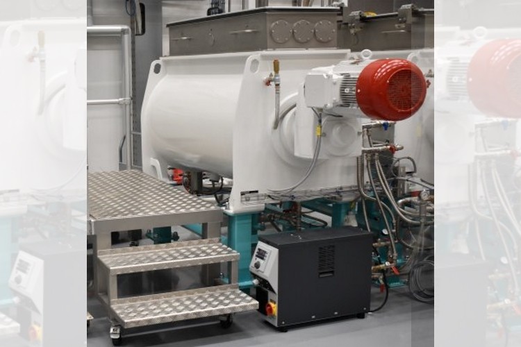Feeder-mixer-kneader-conche, throughput 400 kg/h, temperature controlled up to 90°C. Pic: Regloplas