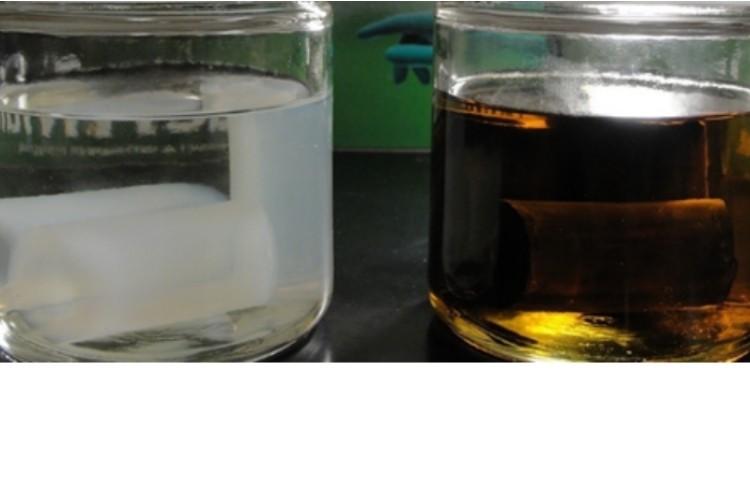 The research on silicone tubing (left) and EPDM tubing (right), included looking at how they differered when placed in in isopropyl alocohol and nitric acid, seen here after 72 hours of immersion. GCMS revealed the rubber tubing extracted at least 24 distinct chemical compounds, which Saint-Gobain says shows silicone is a much cleaner tubing material compared to rubber. Pic: Saint-Gobain