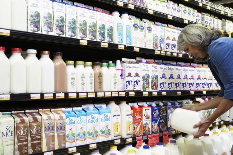 The IDFA has urged the FDA to modernize dairy product manufacturing regulations that are "overly burdensome" such as extending the compliance deadline for the new Nutrition Facts label.  ©GettyImages/Noel Hendrickson