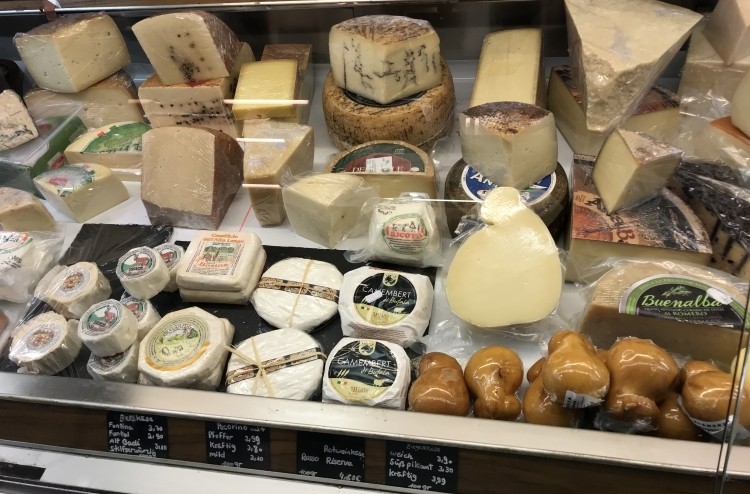 Sixty-five percent of shoppers are buying cheese online. 