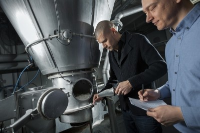 GEA's Christer Utzen and DTU PhD student Lars Norbert Petersen inspecting milk powder. (Image: DTU)