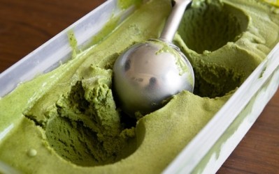 A study finds that consuming polyphenol-rich ice cream like ones with green tea extract led to a "significant improvement in physical performance." © iStock/hazelog
