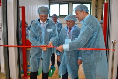 Ribbon cutting from left to right: Dirk Bennwitz, president flavors division EAME; Alexander Blagov, Deputy Prefect, New Moscow Administration; Stephan Schulte, managing director & divisional manager flavors GUS OOO, Symrise Rogovo. 