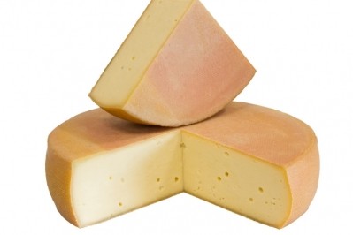 Quicke’s Mature Cheddar is added to the curds during Hofkäserei Kraus’ Alpine cheesemaking process: the result is AlpenCheddar.